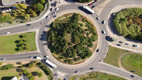 Luftaufnahme-Des-Kreisverkehrs-Von-Montpellier-Mit-Fahrenden-Fahrzeugen.