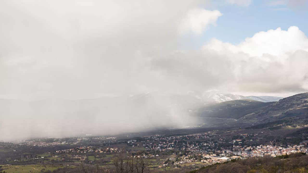 lapso de tiempo de algunas nubes sobre un pueblo de montaña