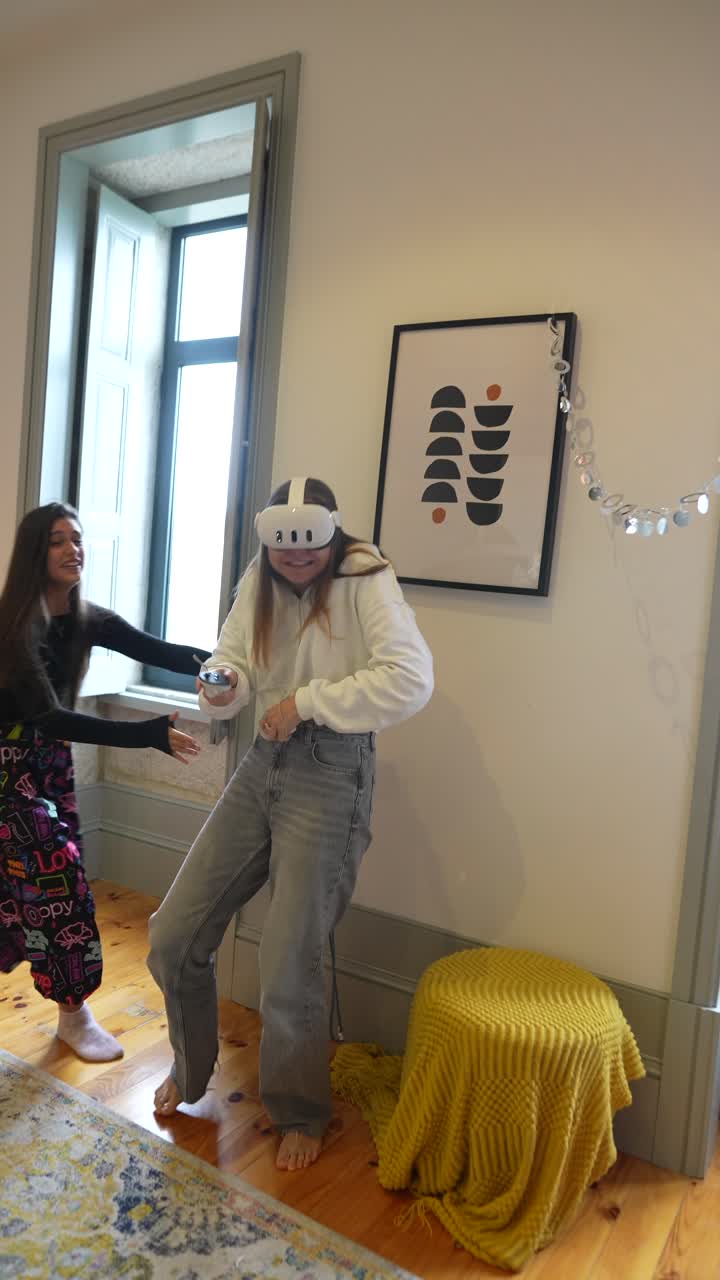 두 친구가 집에서 vr 게임 세션을 즐기고 있습니다.