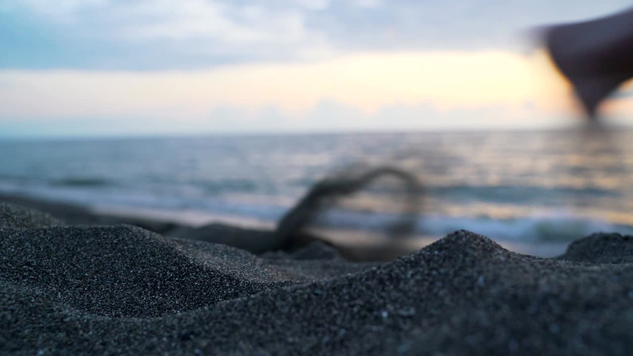 모래에서 병을 제거하는 작물 사람