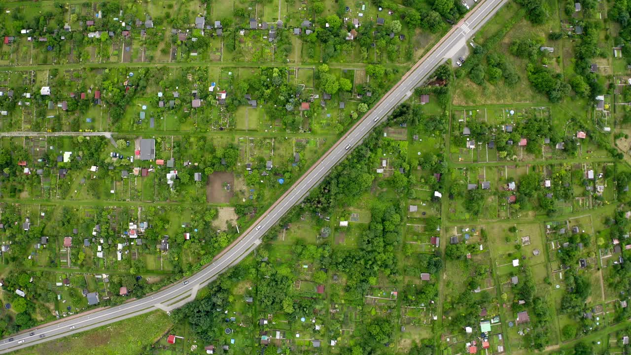 폴란드의 하부 실레시아의 클로즈코의 시골 풍경을 가로질러 아스팔트 고속도로에서 경치 좋은 드라이브