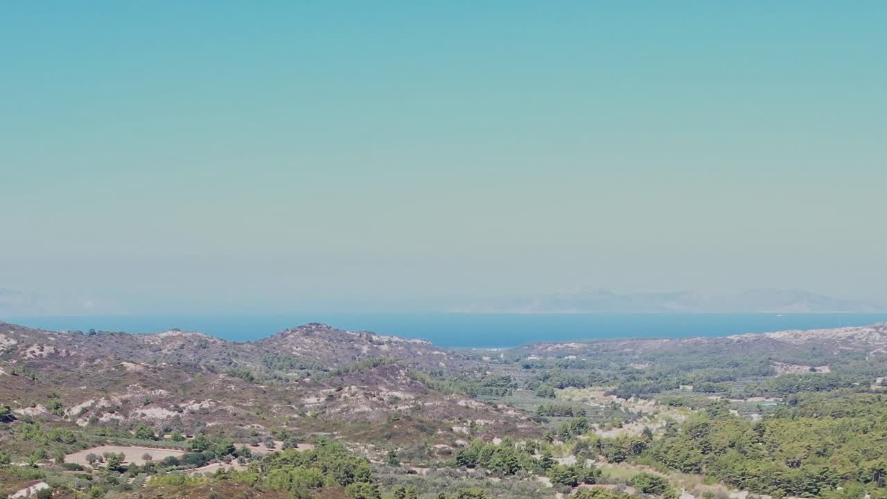 Vues du littoral et des collines de Rhodes, en Grèce, par temps clair