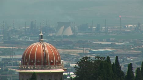 Las-Plantas-De-Energía-Y-La-Cúpula-Del-Templo-De-Baha&#39;i-Se-Ven-En-El-Horizonte-De-Haifa,-Israel