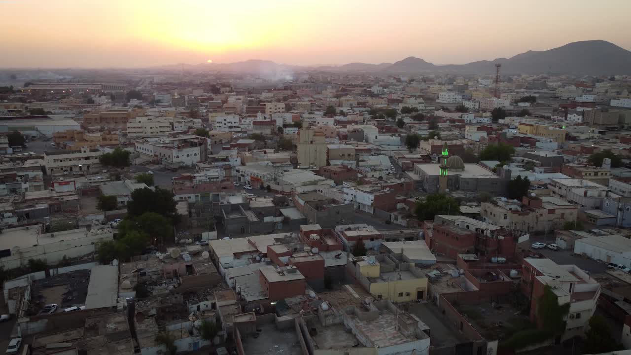 Città di Gedda in Arabia Saudita con il tramonto sullo sfondo in una giornata molto calda