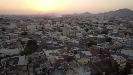 Stadt-Jeddah-In-Saudi-Arabien-Mit-Dem-Sonnenuntergang-Im-Hintergrund-An-Einem-Sehr-Heißen-Tag