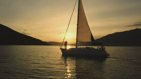 puesta de sol navegando en un yate