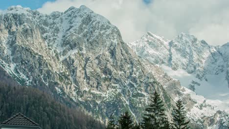 Hermosas-Montañas-Nevadas-En-Invierno