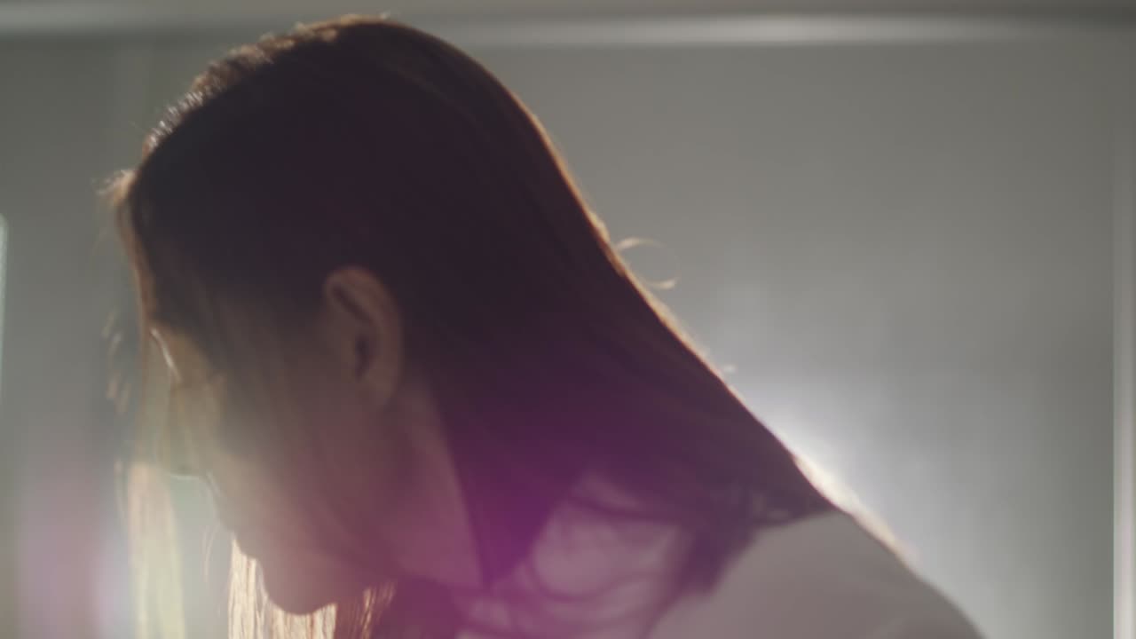 그녀의 아침 메이크업을 하 고 여자