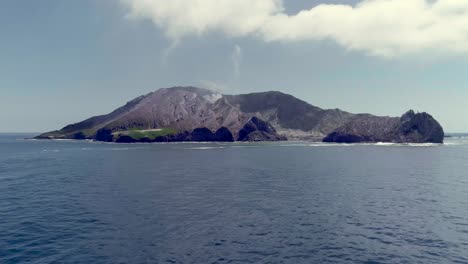 isla blanca whakaari rodeada de agua, aérea