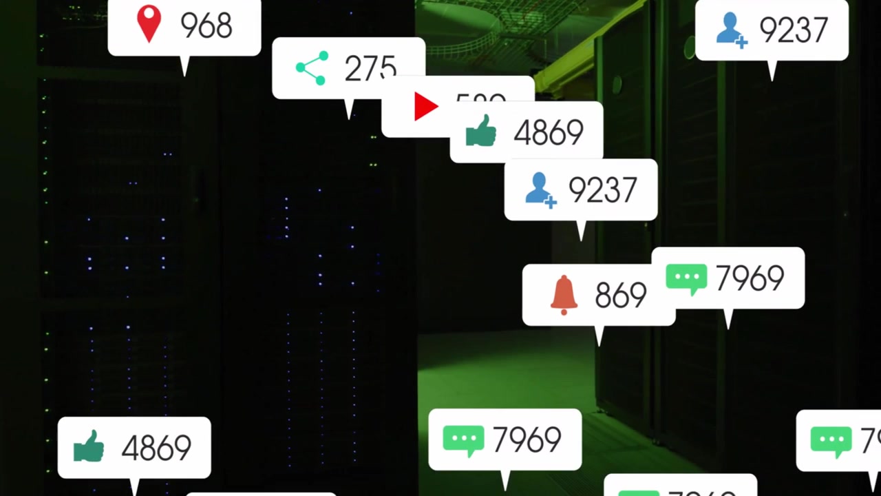 Icone di notifica che emergono e scorrono oltre i rack dei server dopo un segnale, mostrando il coinvolgimento digitale.