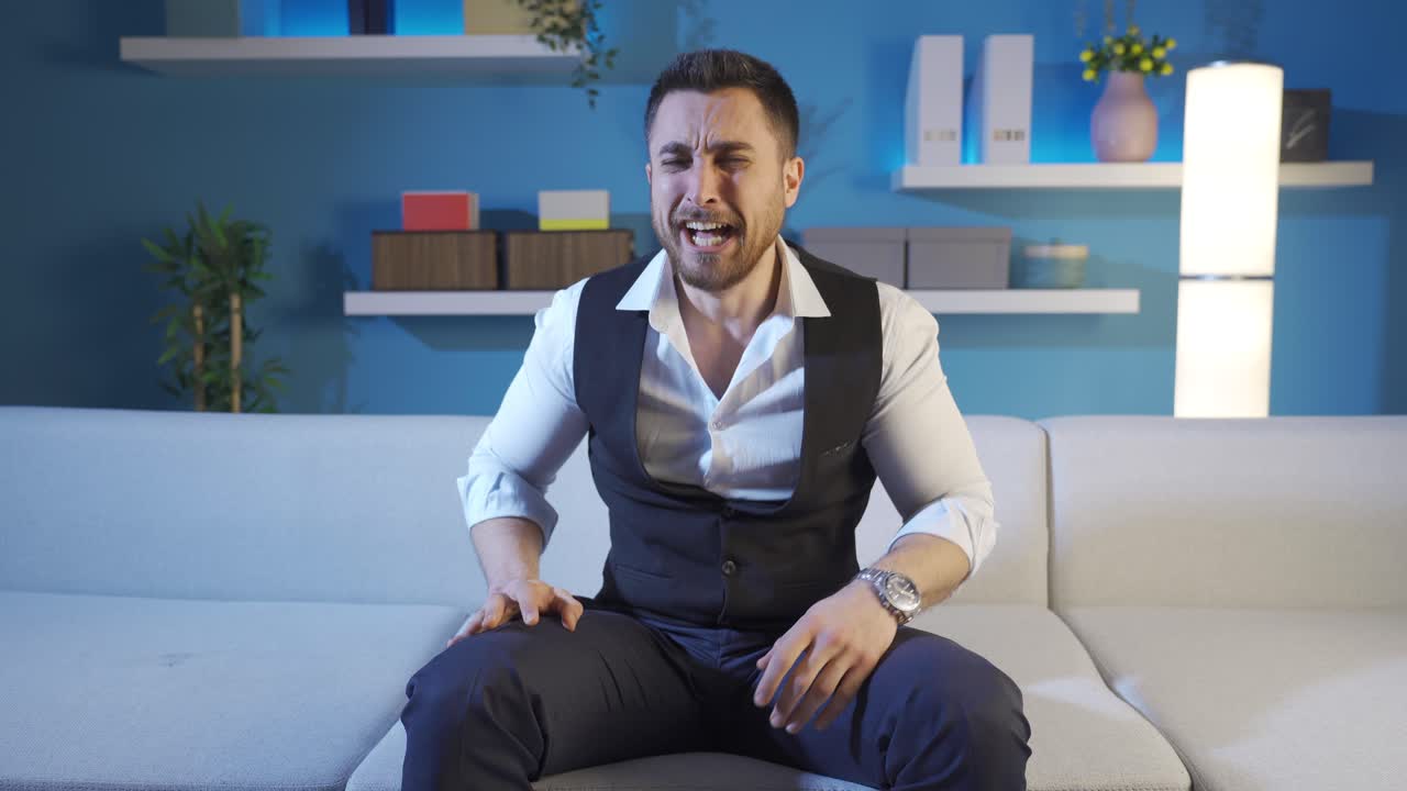 정신분열증 환자가 화를 내고 의심스럽고 무서워서 카메라를 쳐다보고 있습니다.