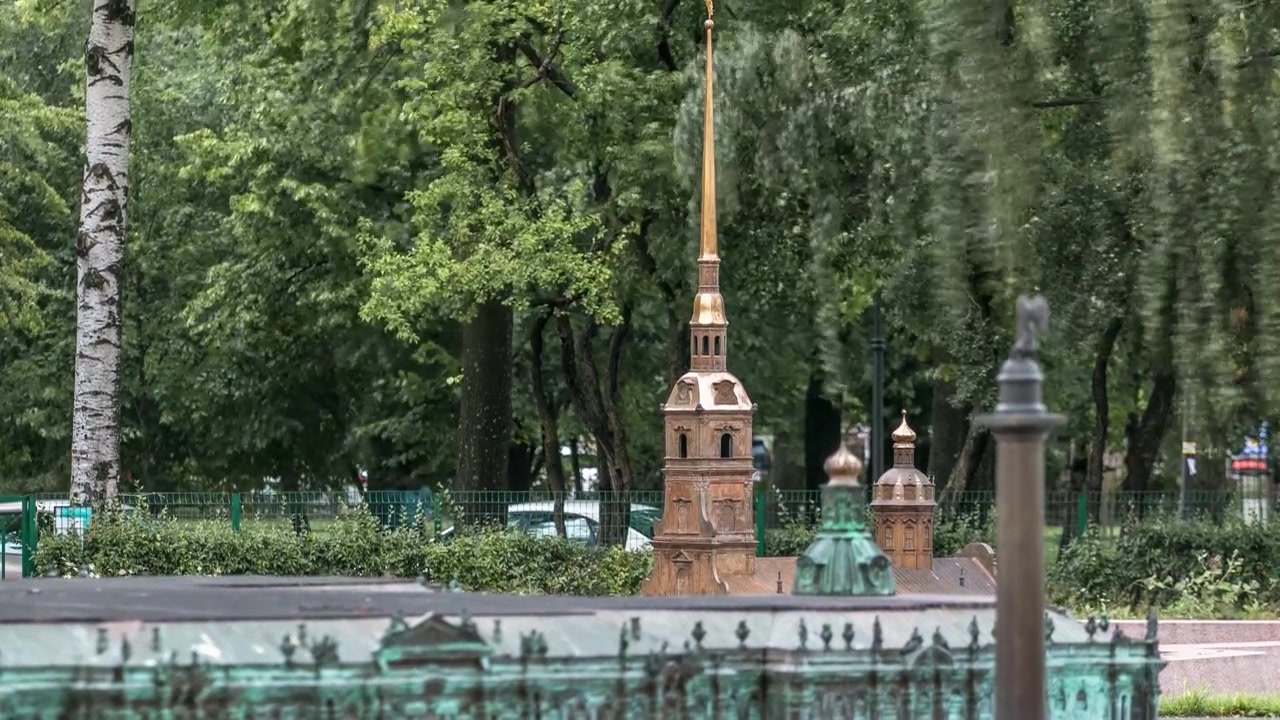 Timelapse encantador da cidade em miniatura do Parque Alexandre em São Petersburgo: Modelo intrincado da Catedral de Pedro e Paulo em meio à vegetação exuberante.