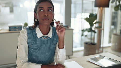 Pensando,-Escribiendo-Y-Una-Mujer-Con-Una-Computadora-Portátil-En-El-Trabajo