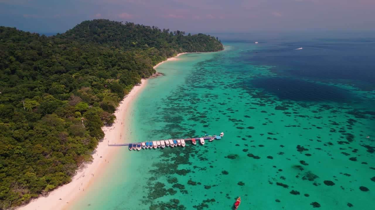 una isla paradisíaca tropical con aguas turquesas