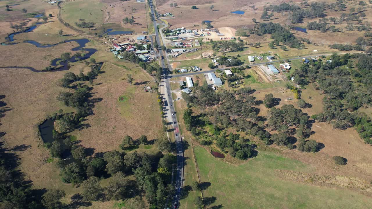 vista panorámica de la ciudad de kilcoy en la región de somerset, queensland, australia - toma de avión no tripulado