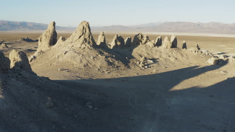 Toma-Aérea-Suave-Volando-Más-Allá-De-Una-Cadena-De-Pináculos-En-El-Desierto-De-California