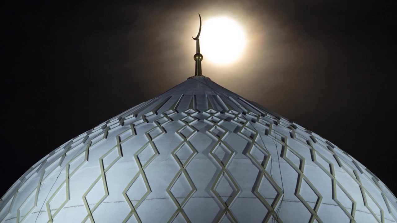 Cúpula iluminada da Mesquita Hazrat Sultan em Astana em timelapse à noite com lua cheia passando pela crescente, Cazaquistão