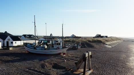 Altes-Fischerboot-An-Land-Am-Strand-Von-Thorup-In-Dänemark