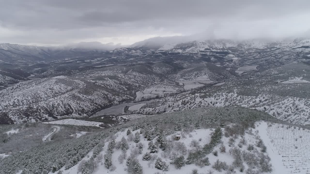 снежный горный ландшафт долины