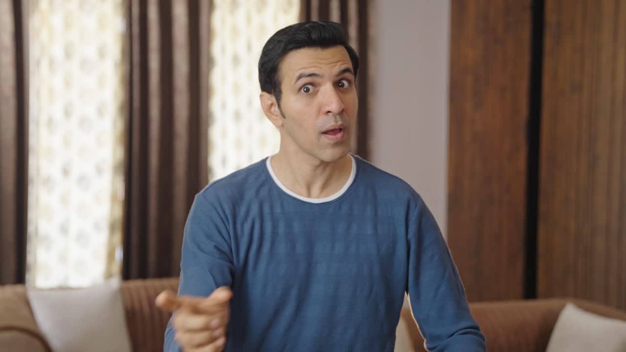 화난 인디언 남자가 "아니요"라고 말하고 멈추라고 부탁합니다.