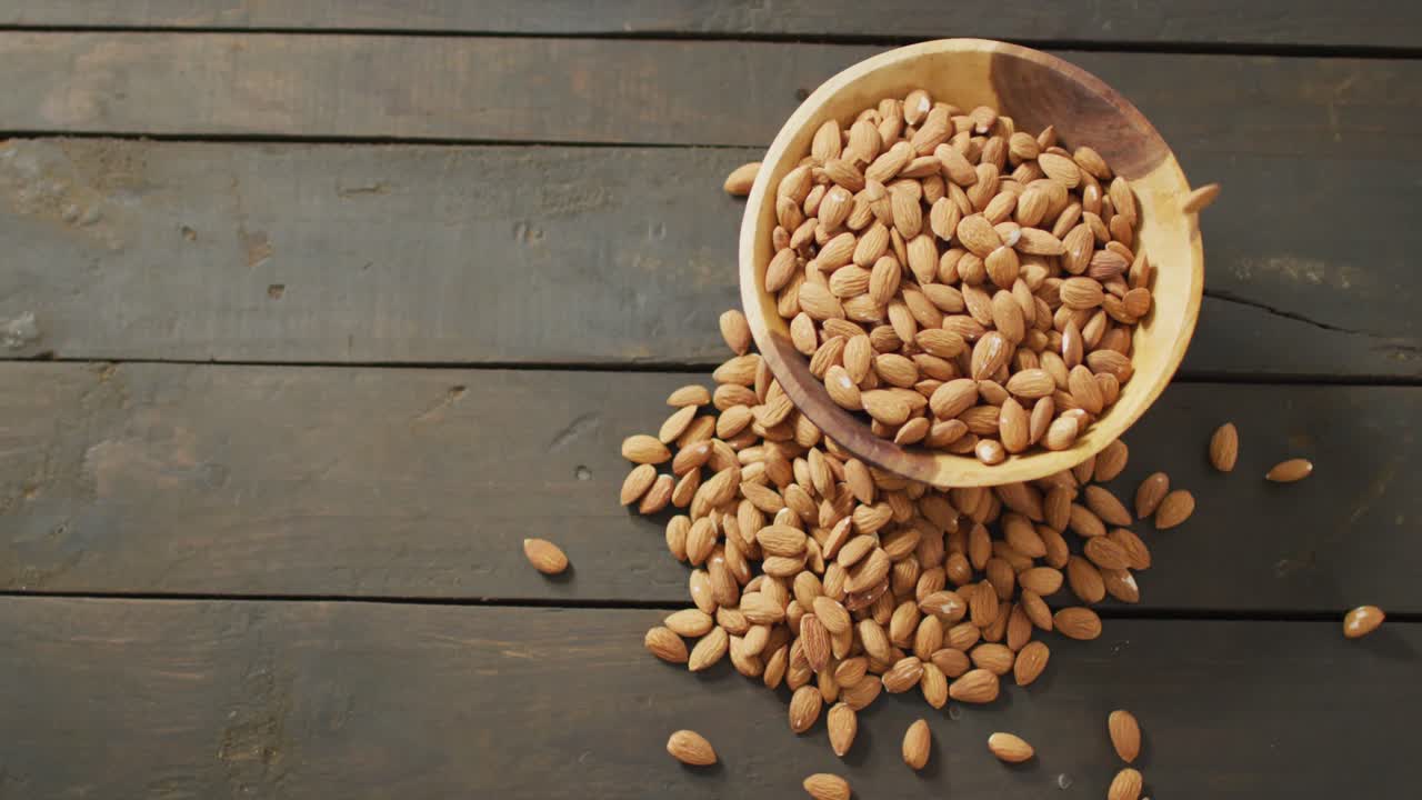 회색 배경 에 있는 그 ⁇  에 있는 신선 한 과일 아몬드 의 비디오