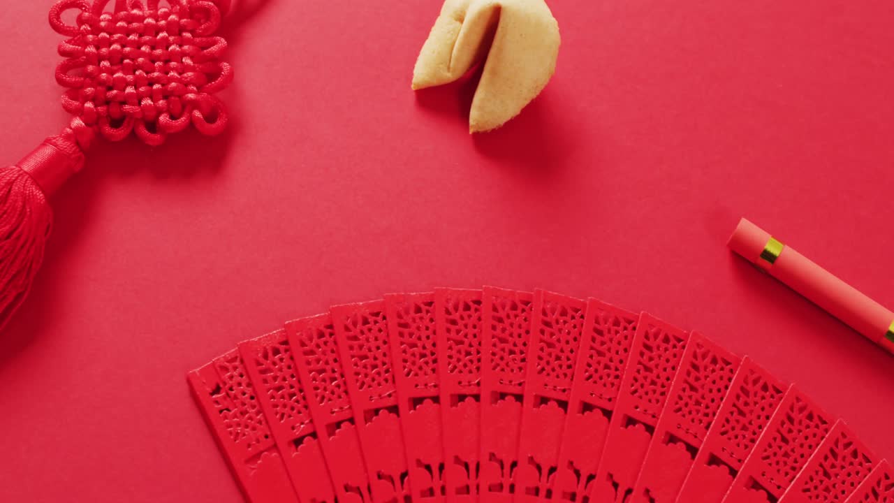 video de primer plano del ventilador chino y las decoraciones sobre fondo rojo