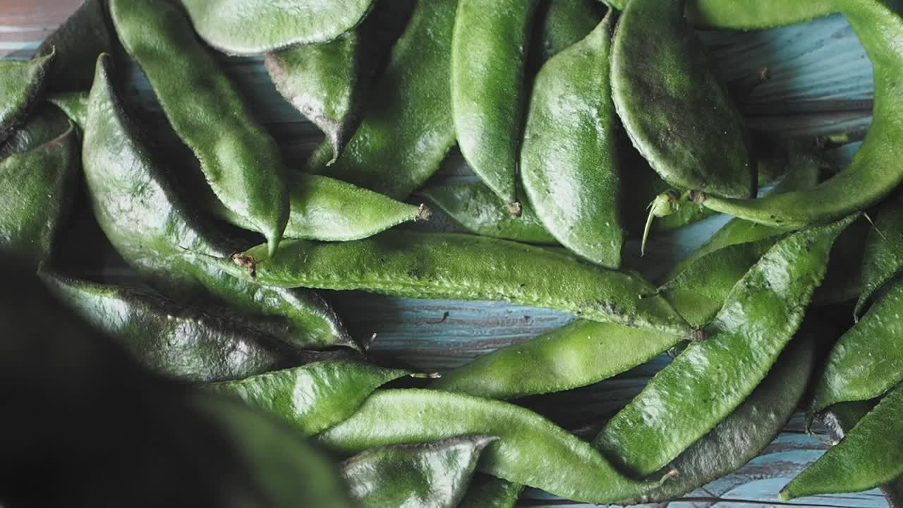 una pila de frijoles verdes frescos