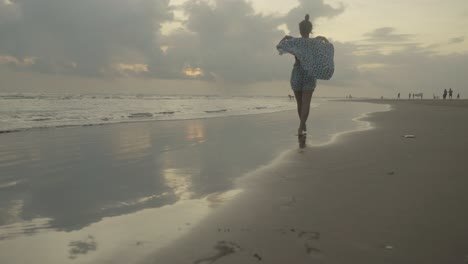 Die-Beine-Einer-Indischen-Frau,-Die-Am-Strand-Entlang-Spaziert