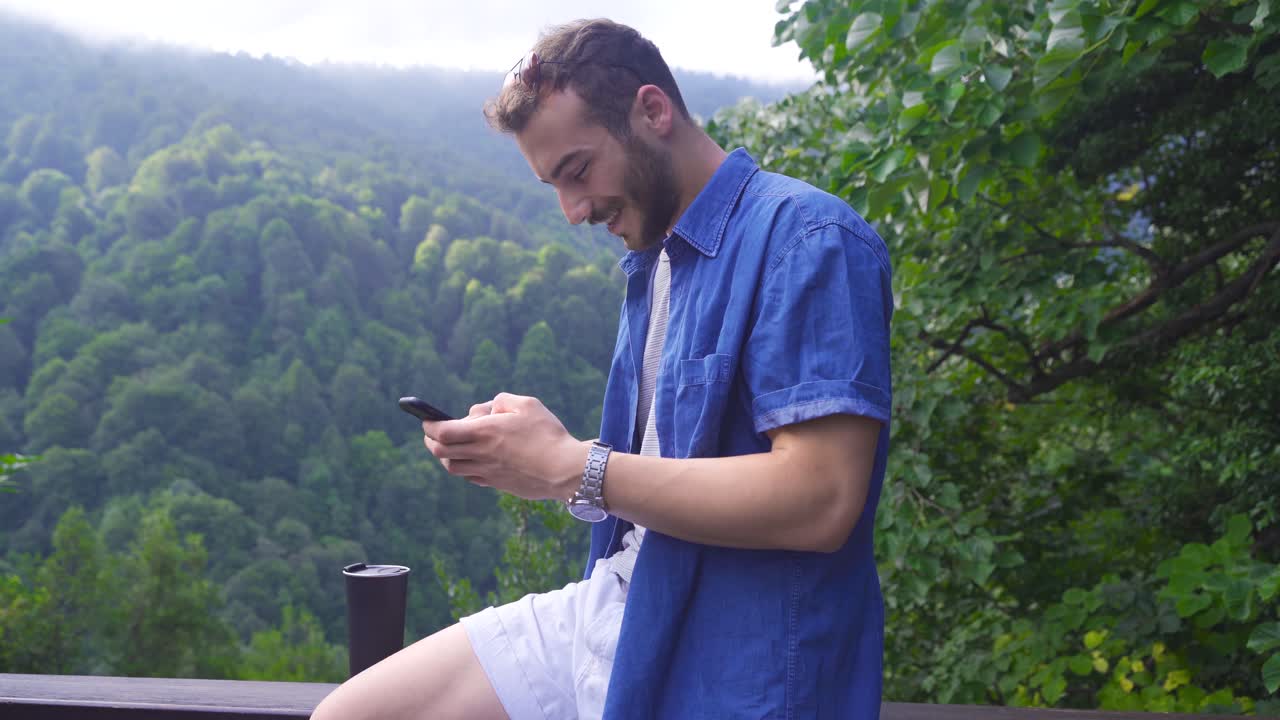 전화로 메시지를 보내는 것.