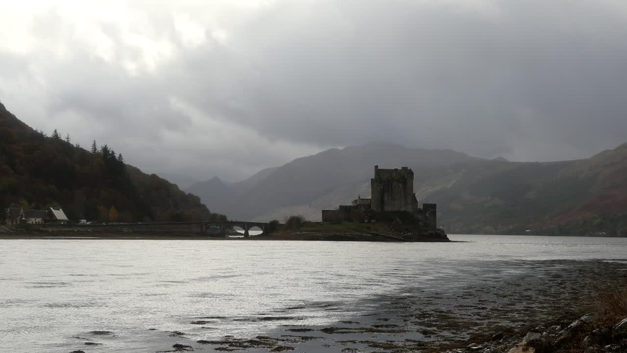 castillo de eilean donan, tierras altas, escocia, con cielos y nubes oscuros y malhumorados