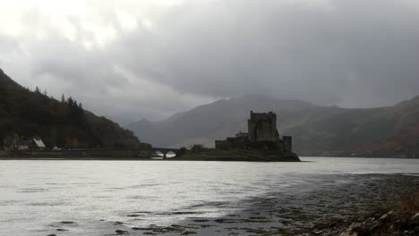 Eilean-Donan-Castle,-Highlands,-Schottland,-Mit-Dunklem,-Stimmungsvollem-Himmel-Und-Wolken