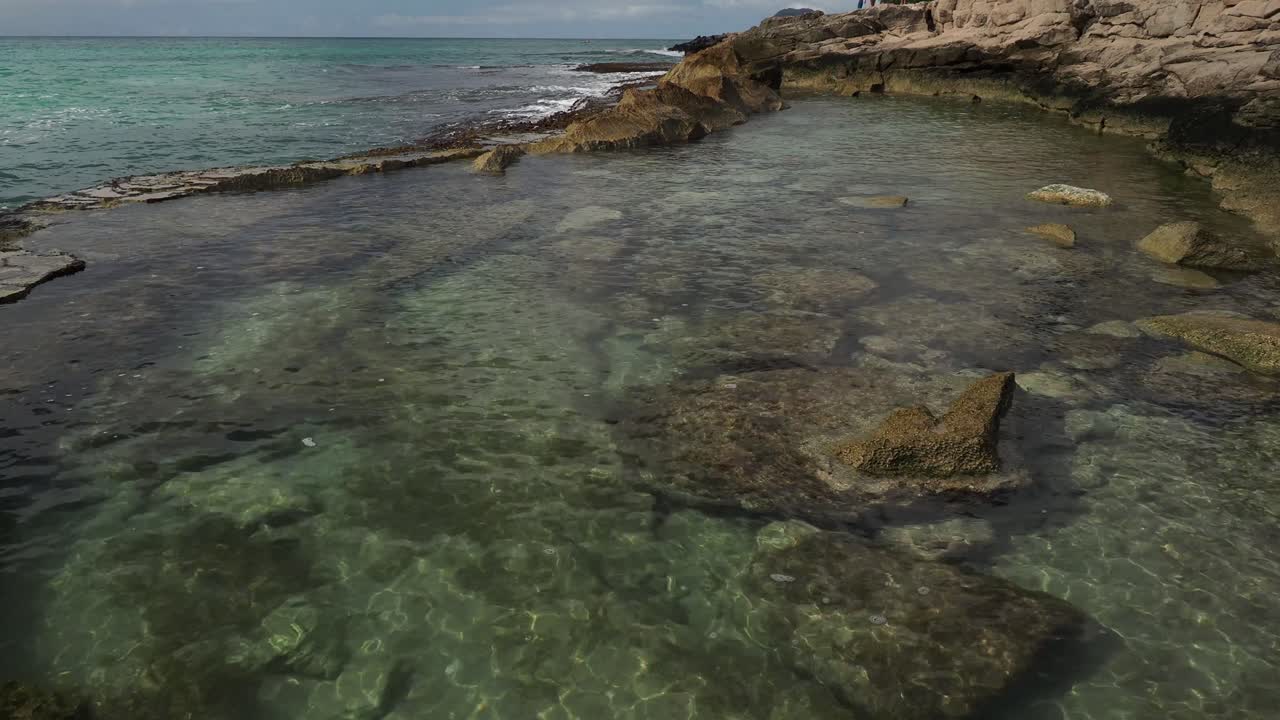 Onde che si infrangono sulle rocce vulcaniche di Oahu