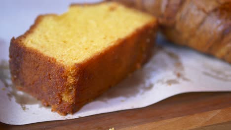 una rebanada de pastel y un croissant