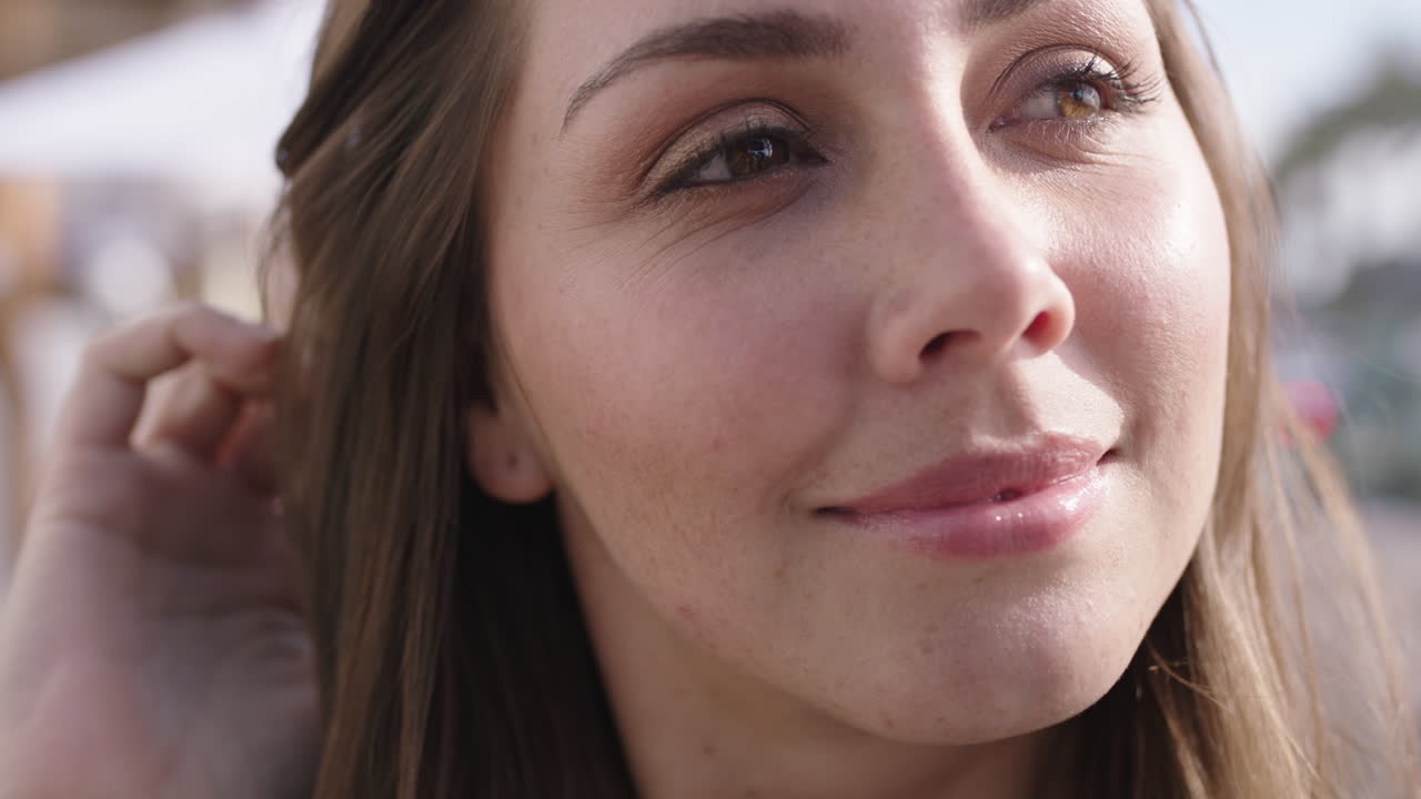 retrato de cerca de una hermosa mujer joven sonriendo corriendo con la mano a través del cabello sintiéndose segura feliz disfrutando de las vacaciones