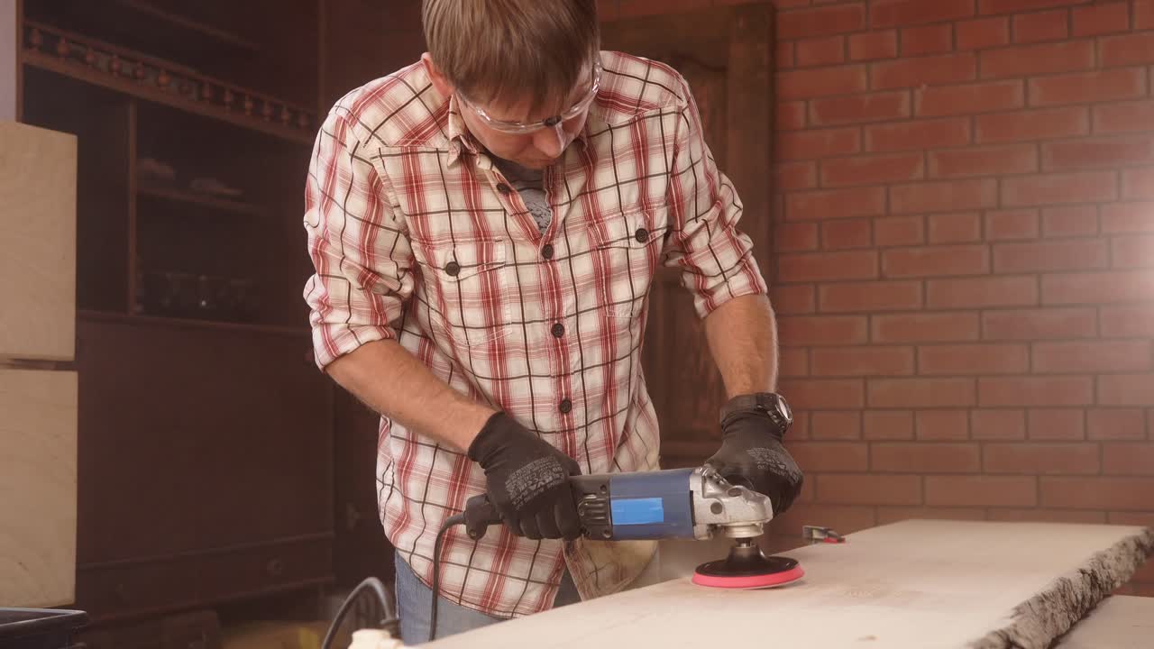 lijado de madera en el taller