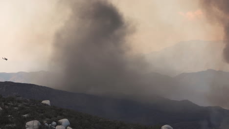 Timelapse-Del-Tornado-De-Humo-Oscuro-Sobre-Los-Incendios-Forestales-En-Las-Colinas-De-California