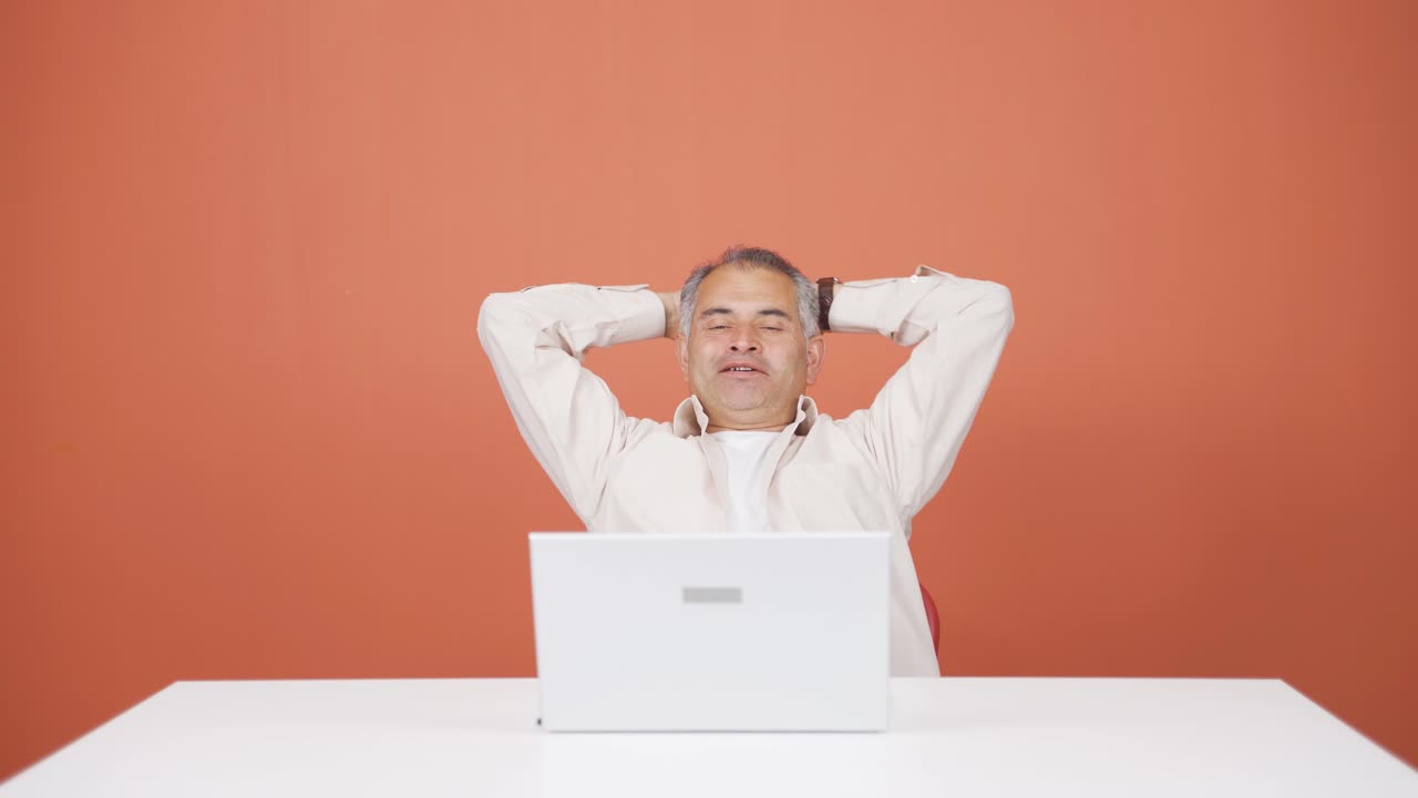 일을 끝내고, 그 사람은 휴식을 취합니다.