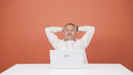 일을 끝내고, 그 사람은 휴식을 취합니다.