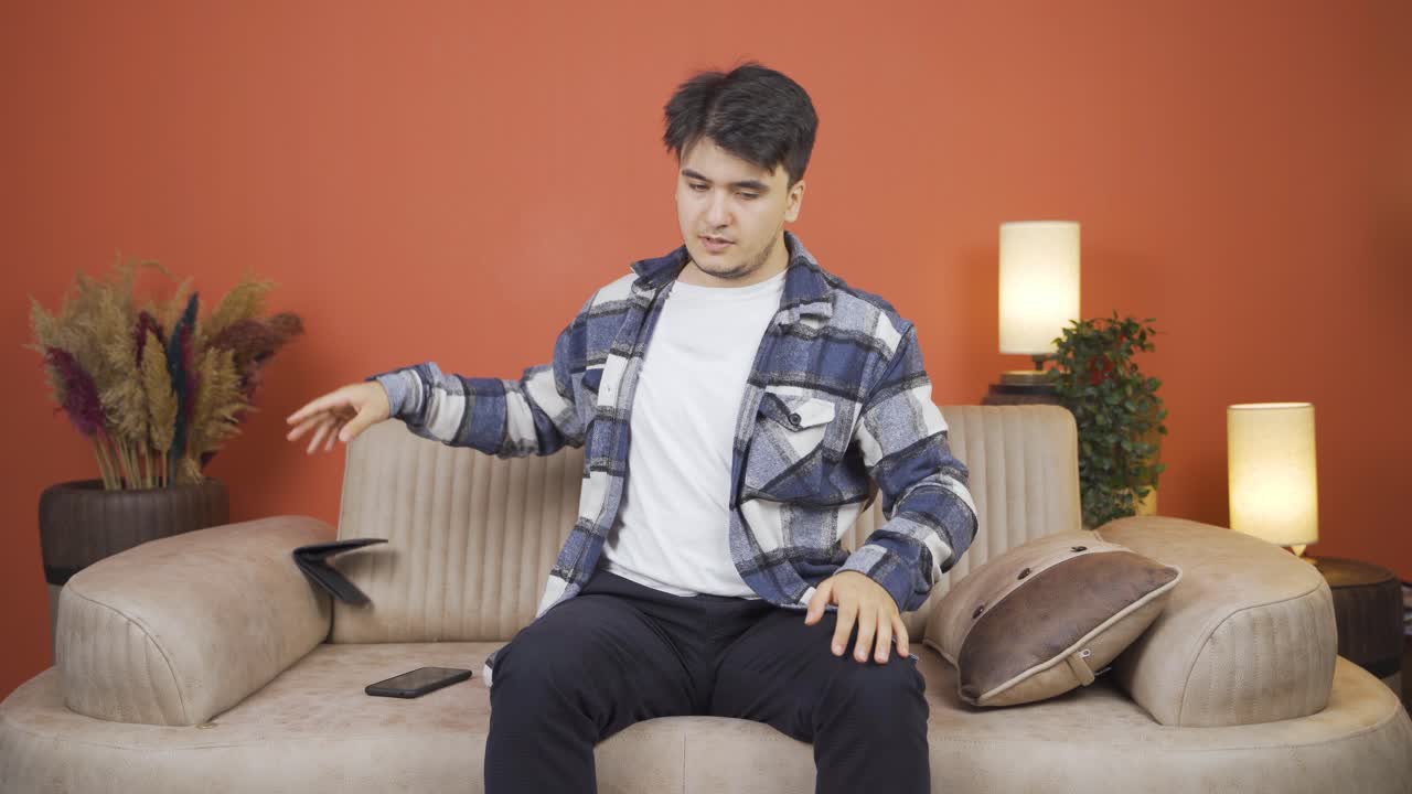 불행한 남자가 가난하게 살고 있습니다.