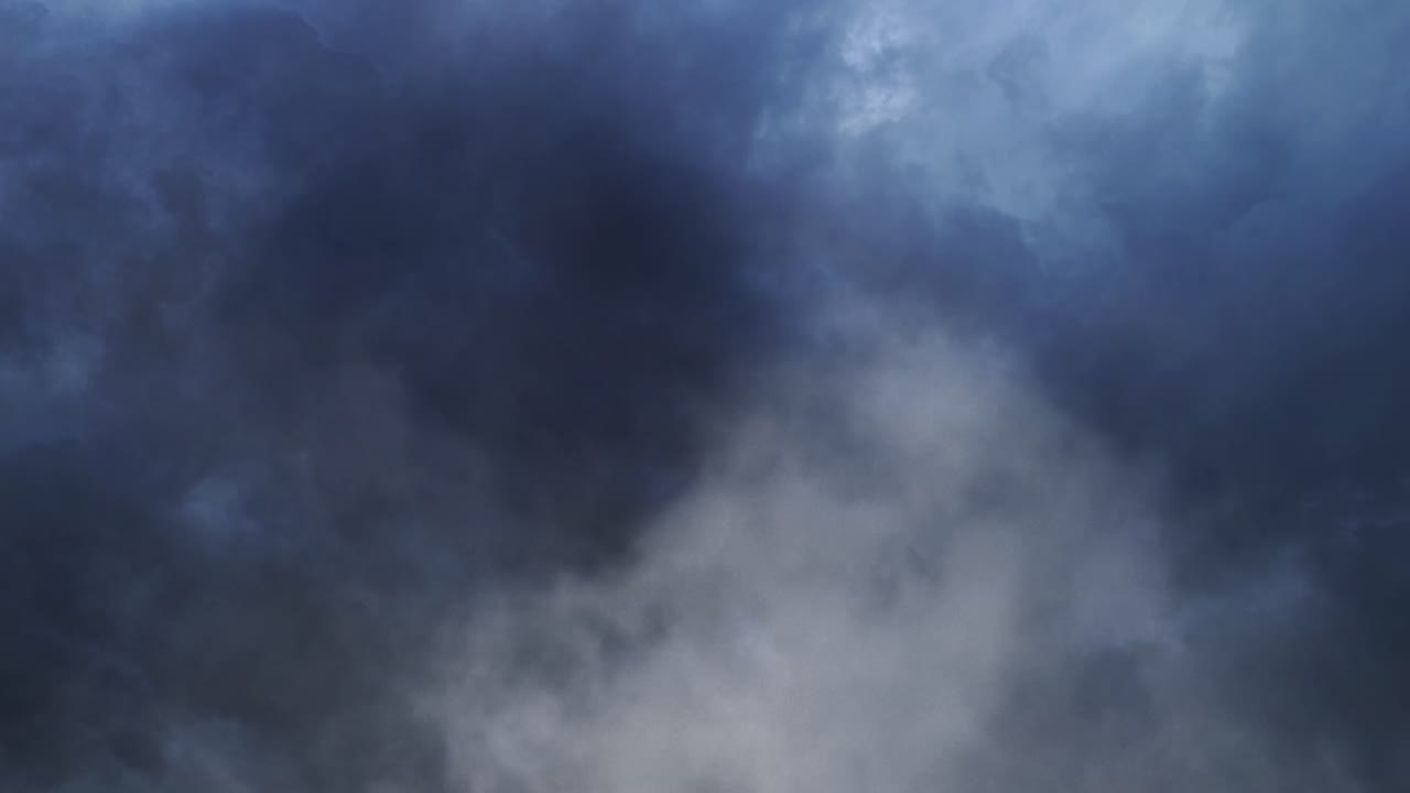 nubes gruesas y oscuras moviéndose en el cielo antes de que llueva, tormenta