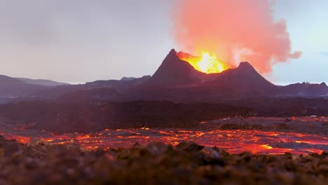 Erstaunliche-Bodenaufnahme-Des-Isländischen-Vulkanausbruchs-Fagradalsfjall-Mit-Geschmolzenen-Lavafeldern-Im-Bewegungsvordergrund