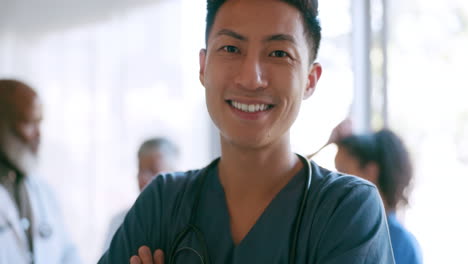 Arzt,-Gesichtslächeln-Und-Asiatischer-Mann-Im-Krankenhaus