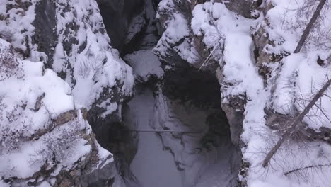 Luftüberführung-Späht-Im-Winter-In-Eine-Tiefe,-Schmale-Marmorschlucht-Hinunter