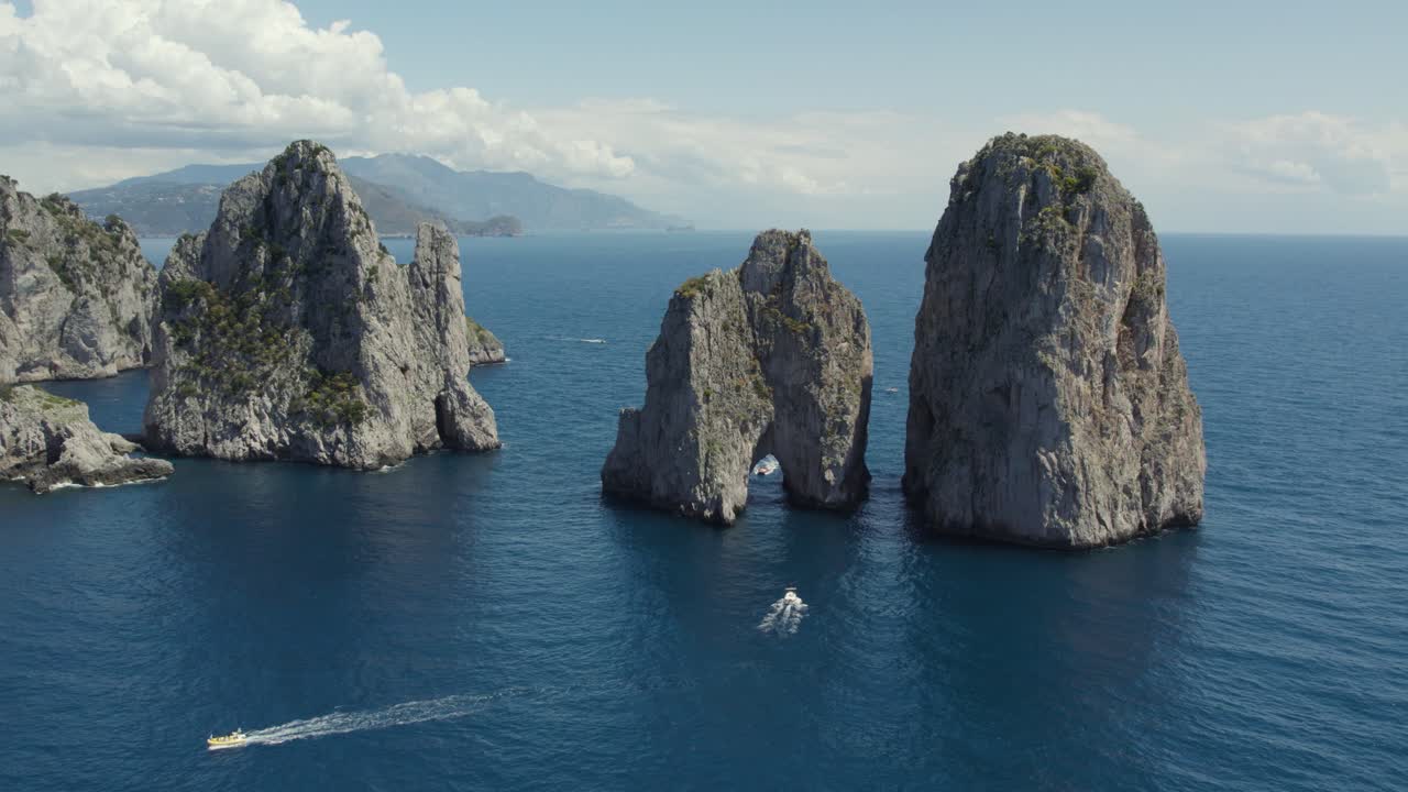 vista icónica de las famosas pilas de farallones en la costa de capri