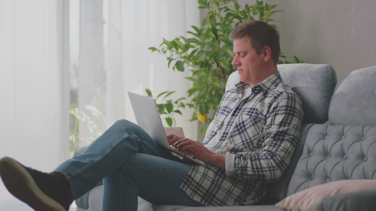 un joven sentado en un sofá