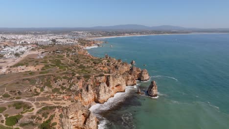 senderos de arena que guían a la gente a ponta da piedade lagos algarve portugal drone panorámica aérea estableciendo