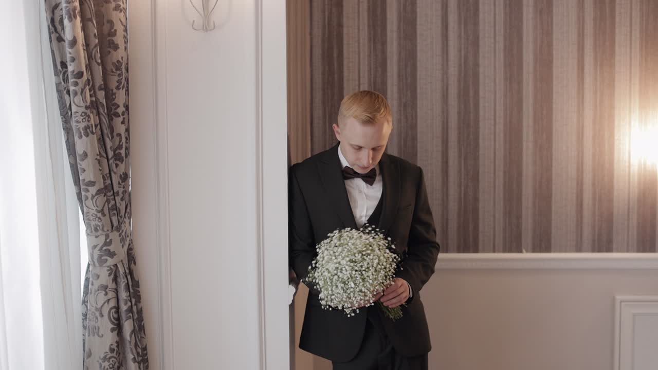 신부 가  꽃 어리 를 들고 기다리고 있다