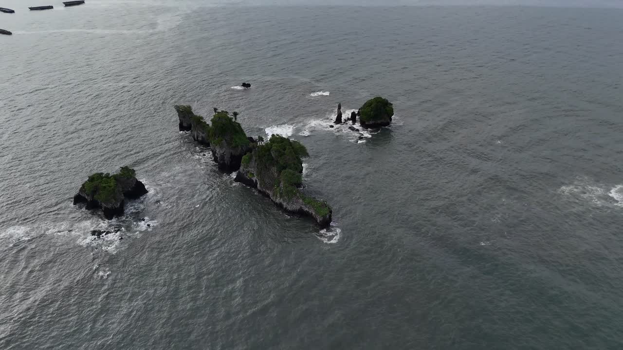 Perspectiva aérea de uma pequena ilhota vulcânica coberta de vegetação exuberante, situada nas águas do Atlântico, perto de Limbe, Camarões, África