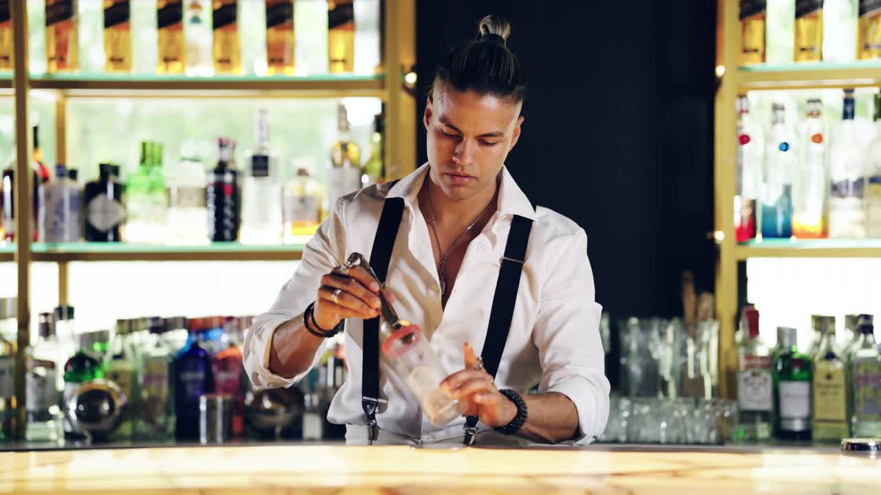 Barman professionista che pesta gli ingredienti e aggiunge ghiaccio a un cocktail