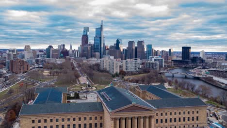 Timelapse-Aéreo-Paisaje-Urbano-Museo-De-Arte-Philadelphia-Durante-El-Día-Con-Nubes